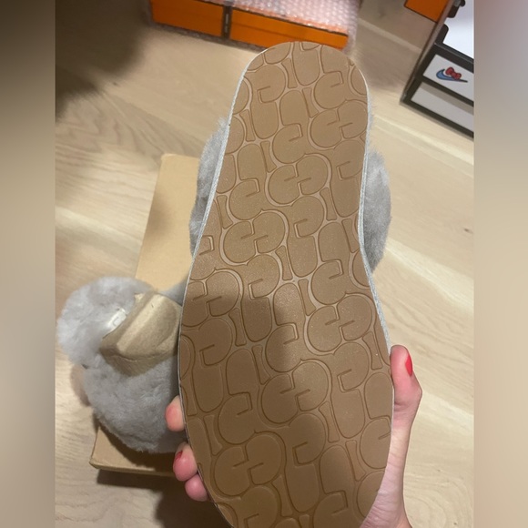 Brand new uggs grey slippers size 9 - Picture 6 of 6